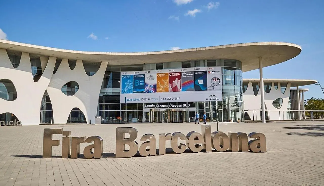 Atico Soleado Con Terraza - Cerca Del Camp Nou Y La Feria De Barcelona Spain